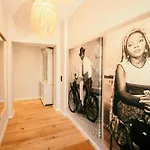 Renovated Semi-detached House With Garden Views Feriehus *