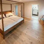 Renovated Semi-detached House With Garden Views Feriehus *