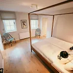 Renovated Semi-detached House With Garden Views Feriehus *