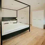 Renovated Semi-detached House With Garden Views Feriehus
