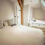 Renovated Semi-detached House With Garden Views *