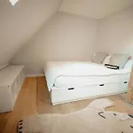 Renovated Semi-detached House With Garden Views Feriehus *