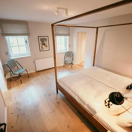 Renovated Semi-detached House With Garden Views Ferienhaus *
