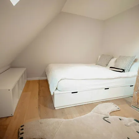 Renovated Semi-detached House With Garden Views Ferienhaus *